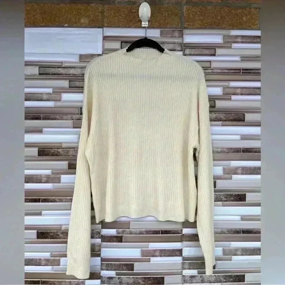 Spiritual Gangster Dreamer Mock Neck
Sweater Cream Large - Picture 4 of 12